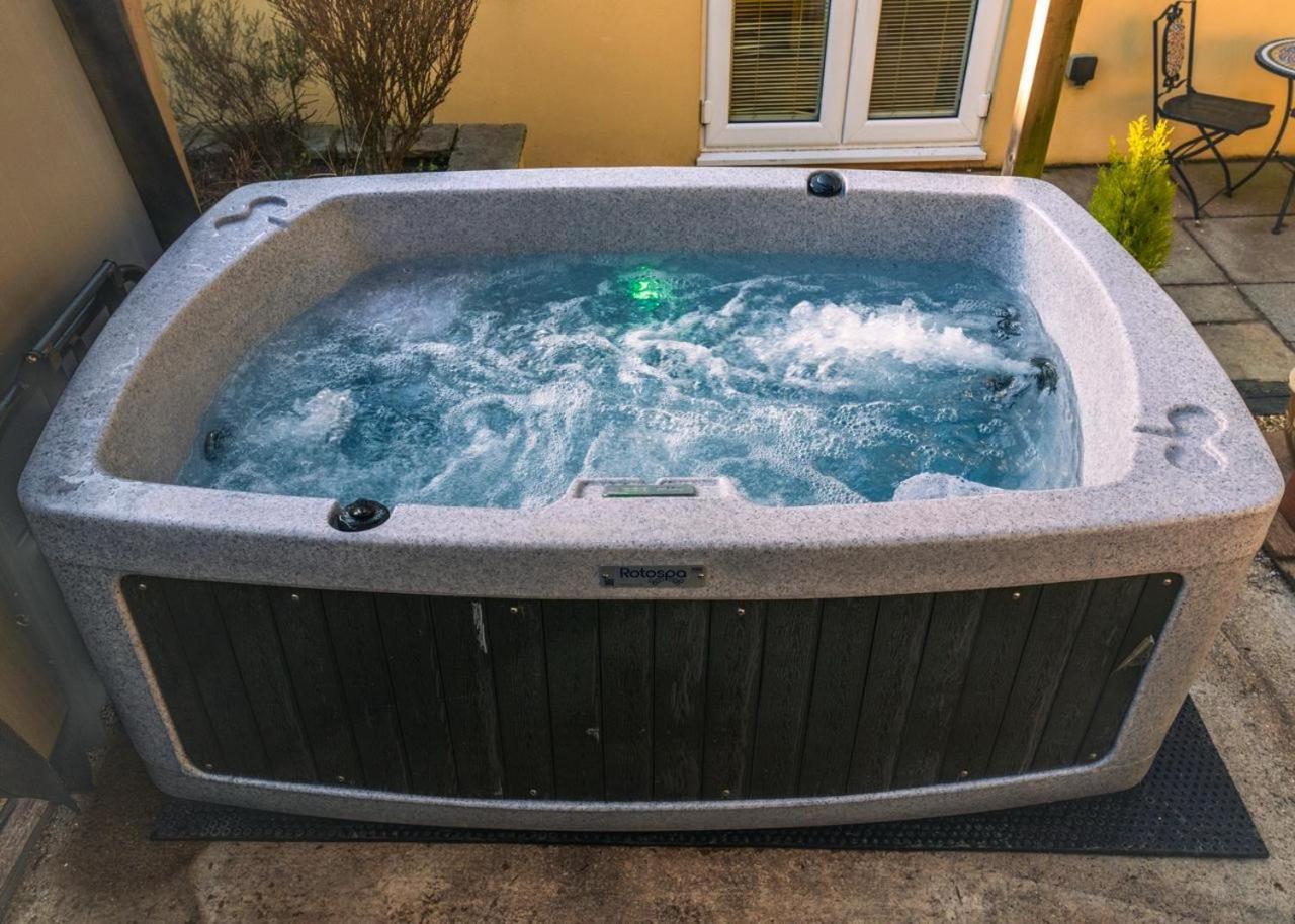 The Retreat, Own Hot Tub, Romantic Escape, Near Лайм-Реджис Экстерьер фото